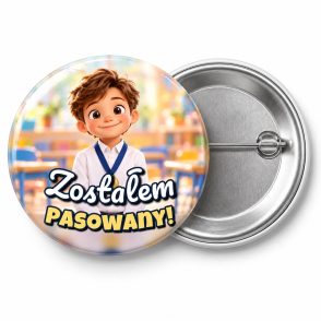 Przypinka Zostałem Pasowany Chłopiec z Medalem: przypinka na pasowanie pierwszoklasisty z napisem Zostałem pasowany! – przód i aluminiowy tył z agrafką